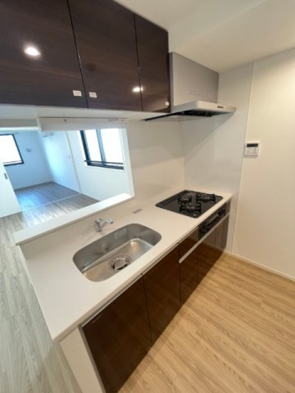 ３口のガスコンロが設置されています。ワークトップはゆとりがあるので、料理の幅が広がりそうです。