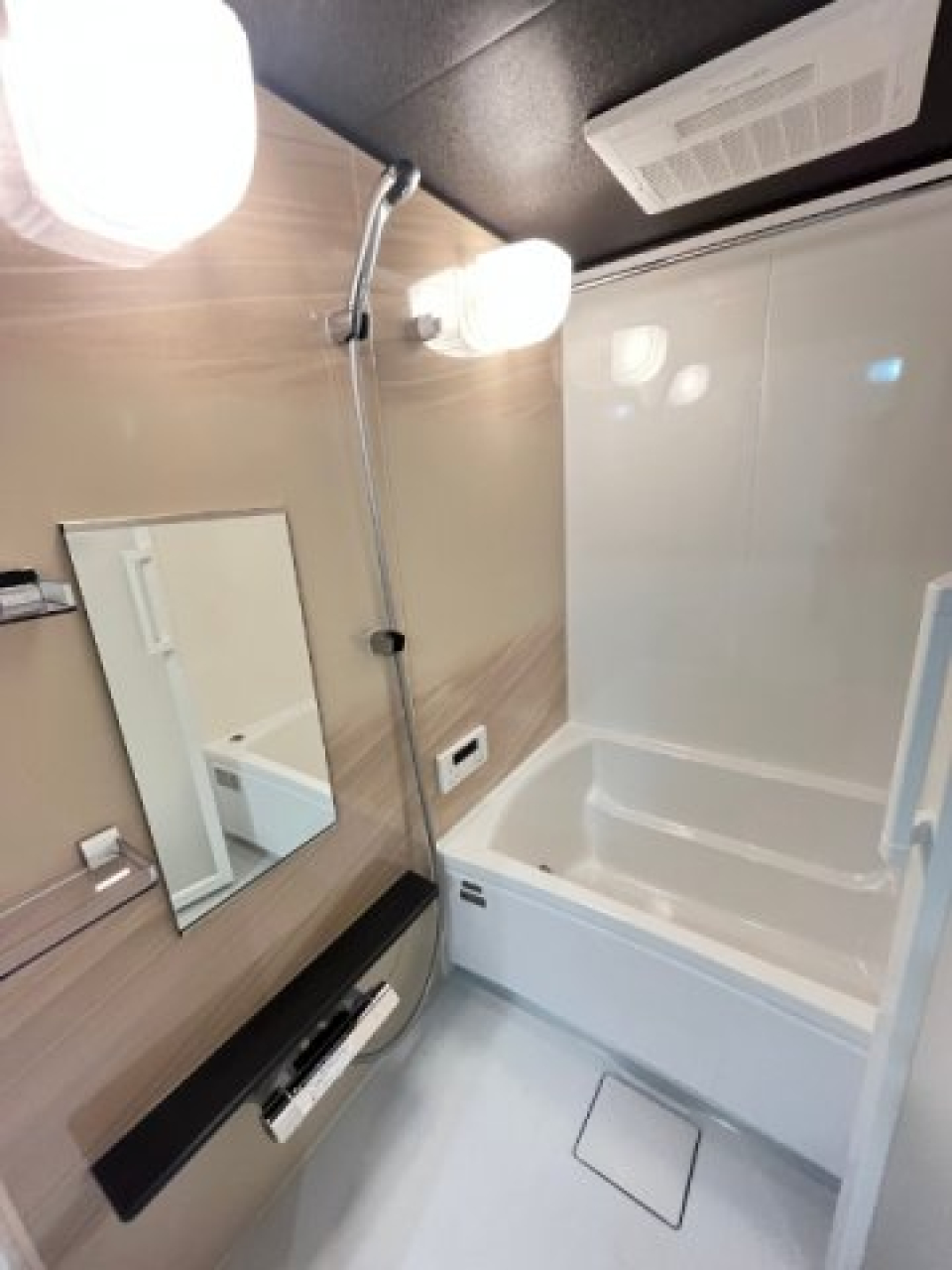 ナチュラルなパネルが採用された浴室。
