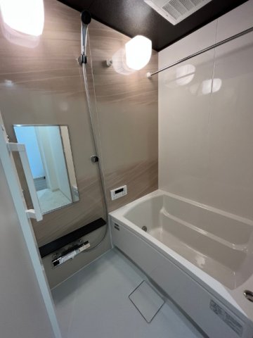 ナチュラルなパネルが設置された浴室。