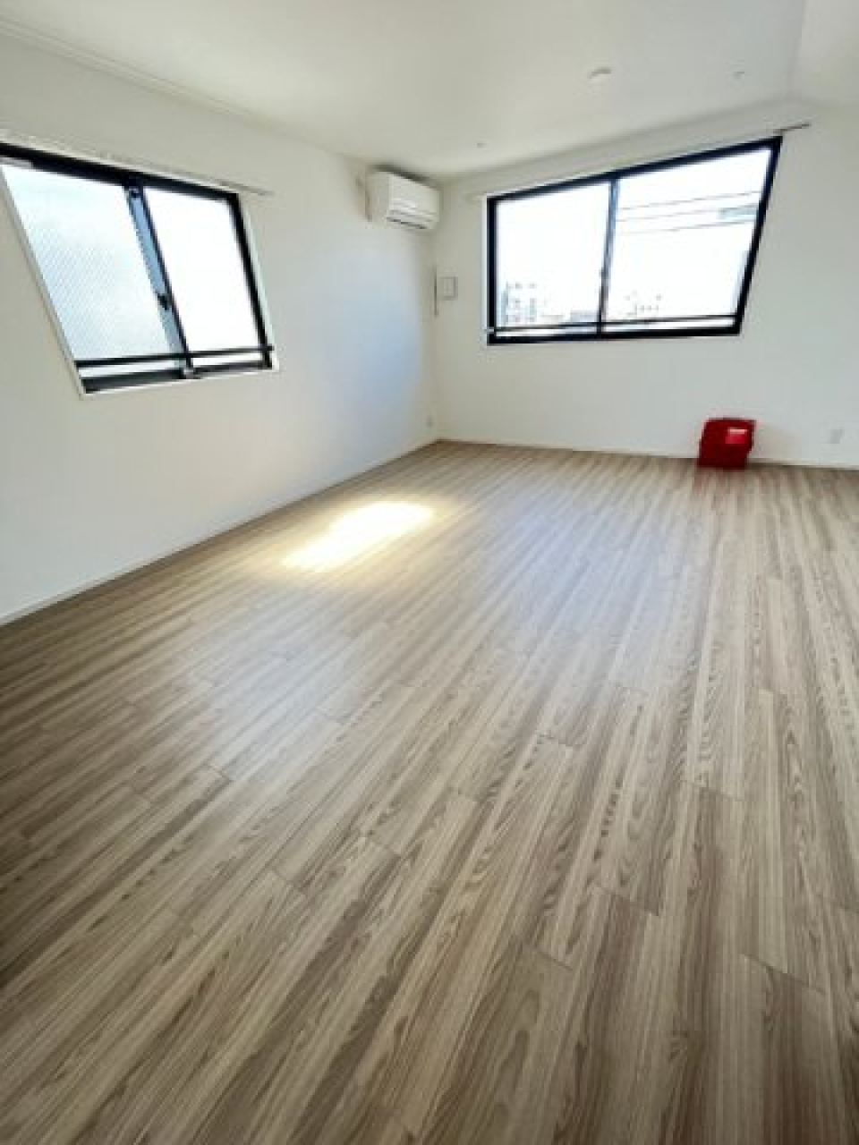 南と西向きに窓があります。自然光を取り入れやすいです。