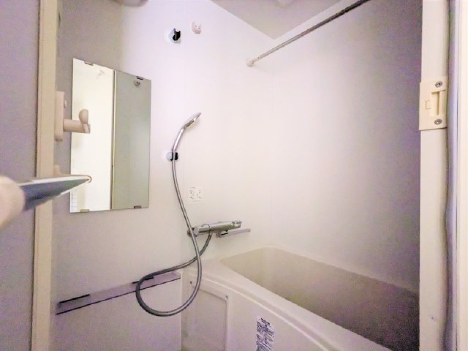 白く清潔感のあるトイレです。