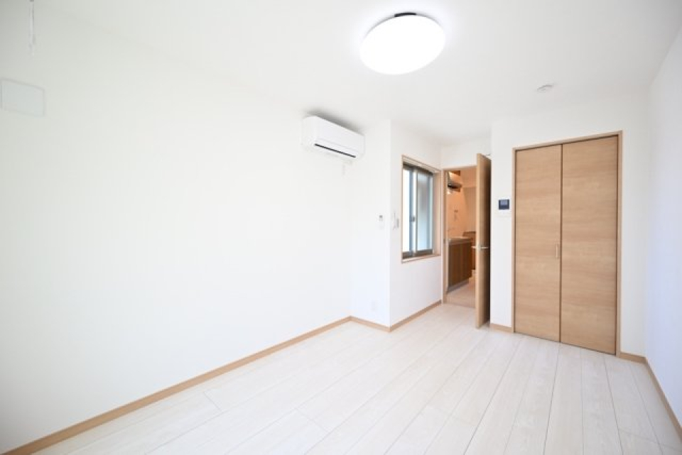 ホワイト調のフローリングと壁紙に、ナチュラルなカラーの建具です。