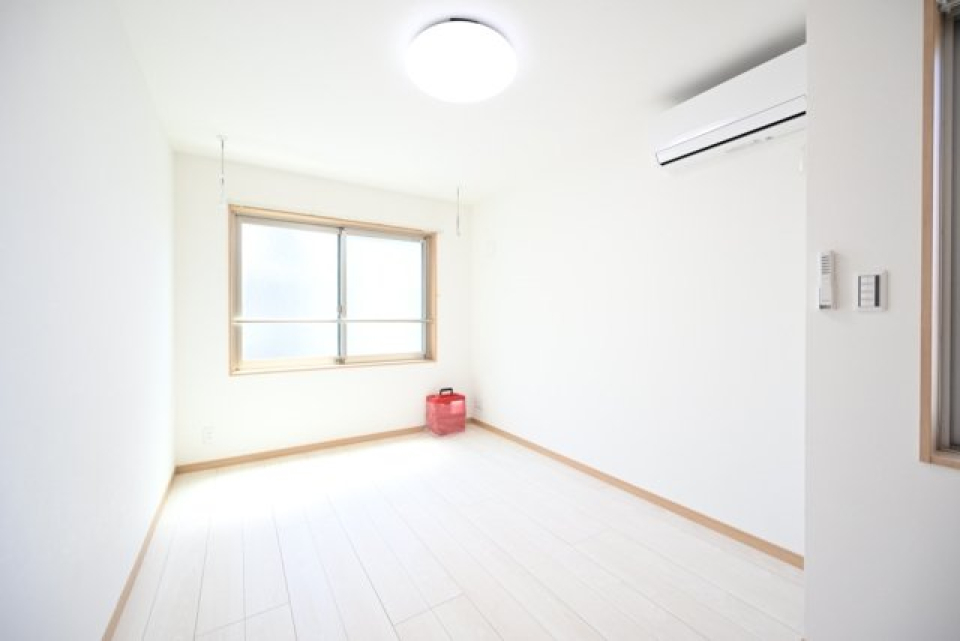 白い壁紙が自然光を反射してくれます。