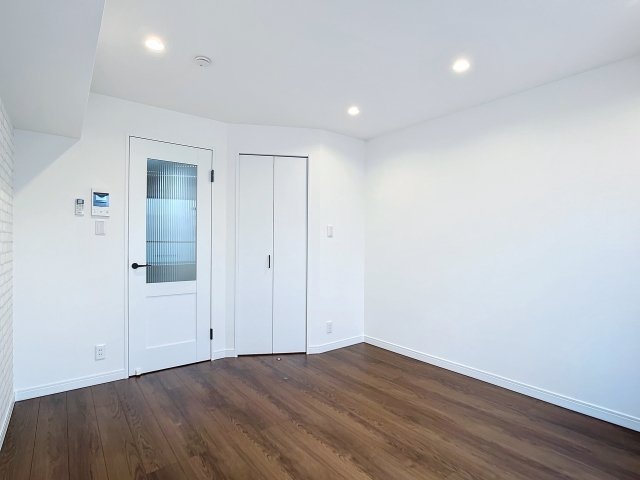 洋室にウォークインクローゼットが付いています。