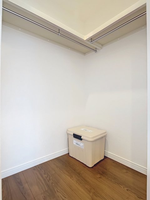 ウォークインクローゼットの様子です。避難はしごの設備が付いています。