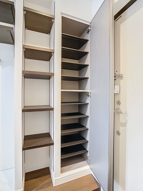 鏡の内側は靴入れとなっています。