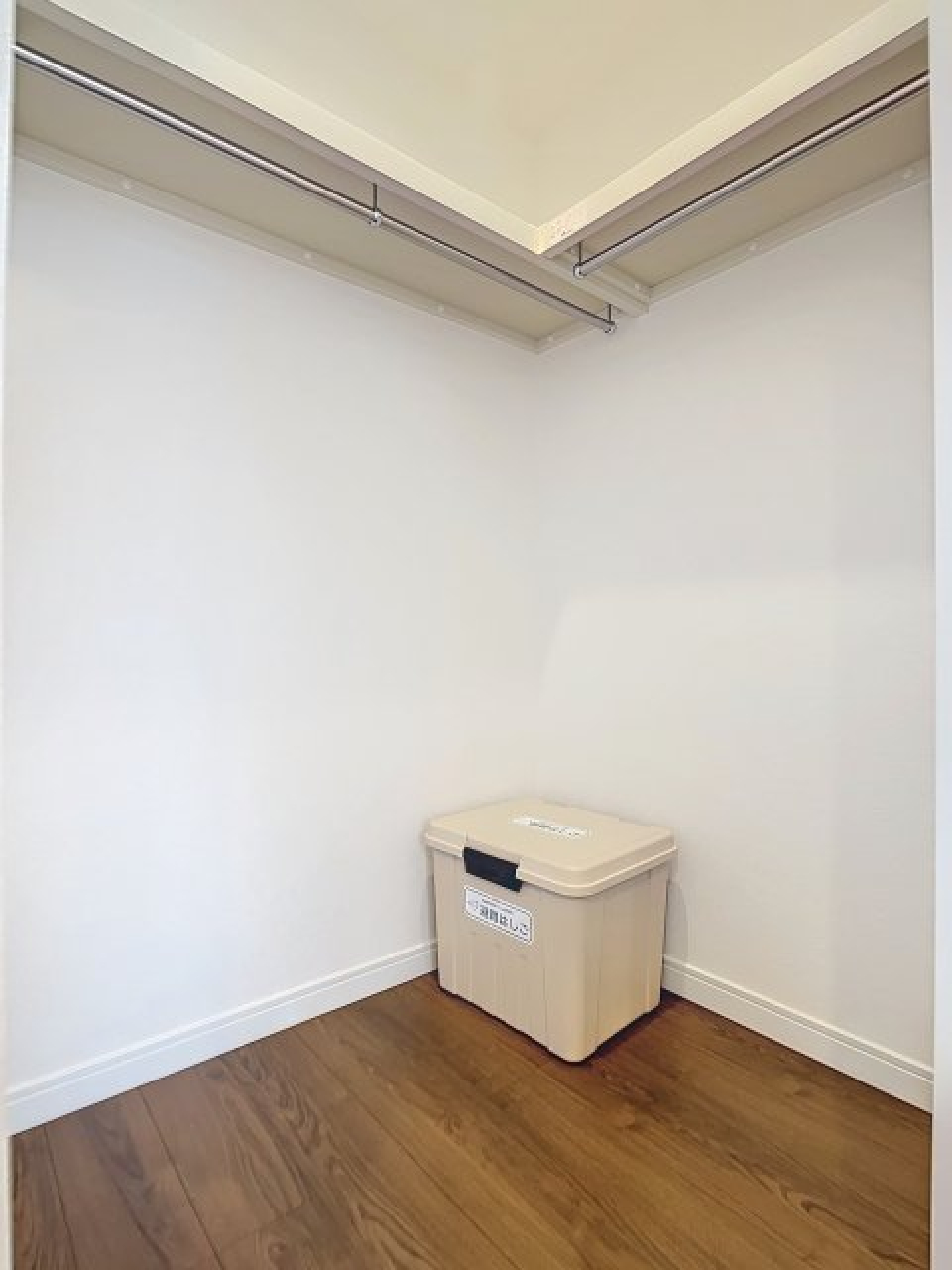 ウォークインクローゼットの様子です。避難はしごの設備が付いています。