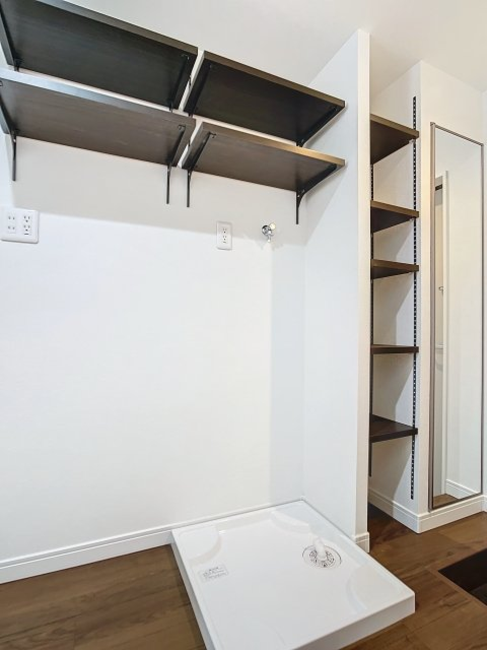 室内洗濯機置き場です。頭上に収納棚が付いています。