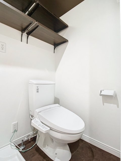 トイレです。頭上に収納棚が付いています。