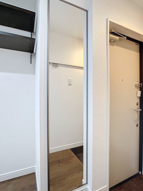 玄関は鏡が付いています。