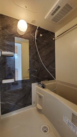 落ち着いたパネルが採用された浴室です。