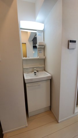 シンプルな独立洗面台。