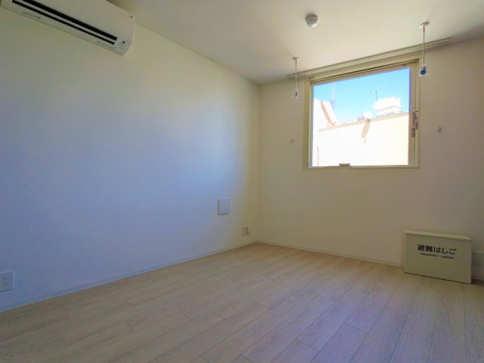 腰高の窓から外を眺めることができます。