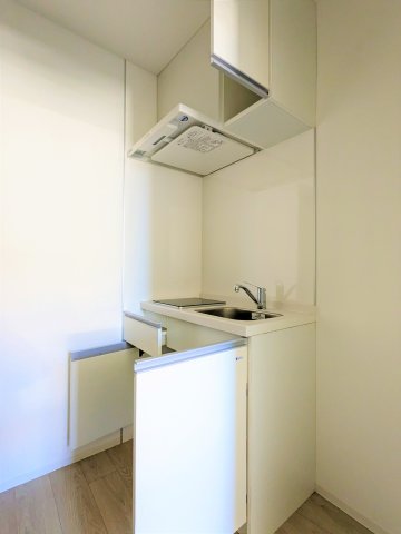 ２口コノン炉が設置されています。コンパクトなキッチンなのでまな板は小さめの方がいいかも。