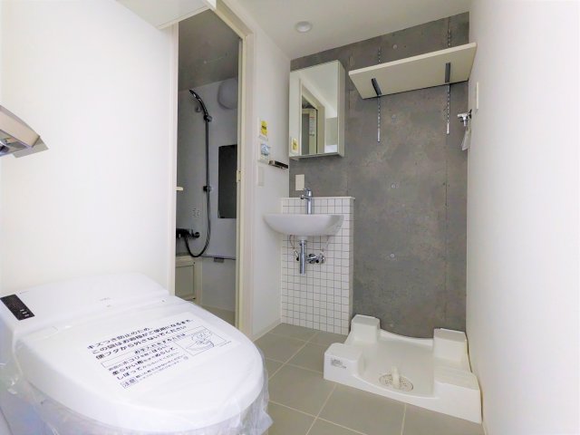 トイレ、洗濯機、洗面所は同じ空間にあります。