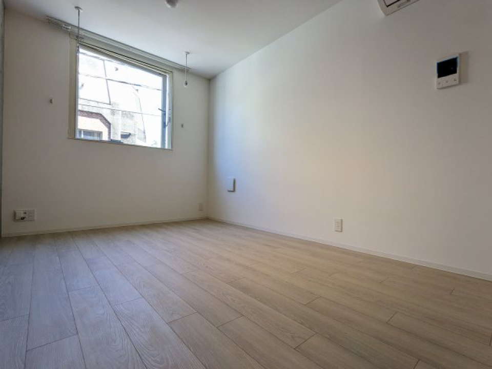 腰高の窓から光が漏れています。