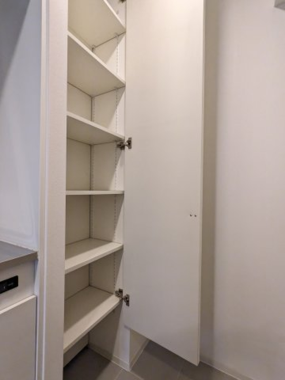 １人暮らしにはちょうどいい容量のシューズボックスです。