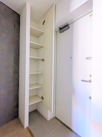 1人分の靴なら問題なく収納できそうな容量のシューズボックスです。