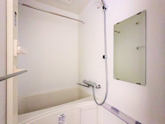 白く清潔感のある浴室です。