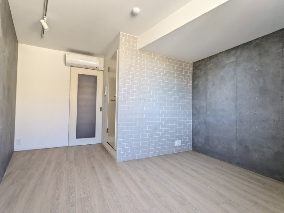 ７帖の洋室です。コンクリートがインダストリアルでモダンな印象を醸し出しています。