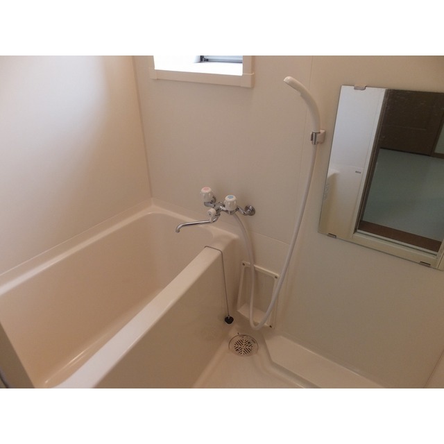 白くまとめられた浴室です。※写真は別部屋です