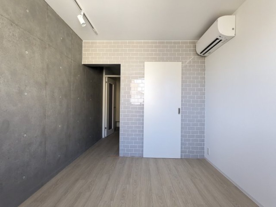 ６．４帖の洋室。グレーの壁紙が落ち着いた雰囲気になります。