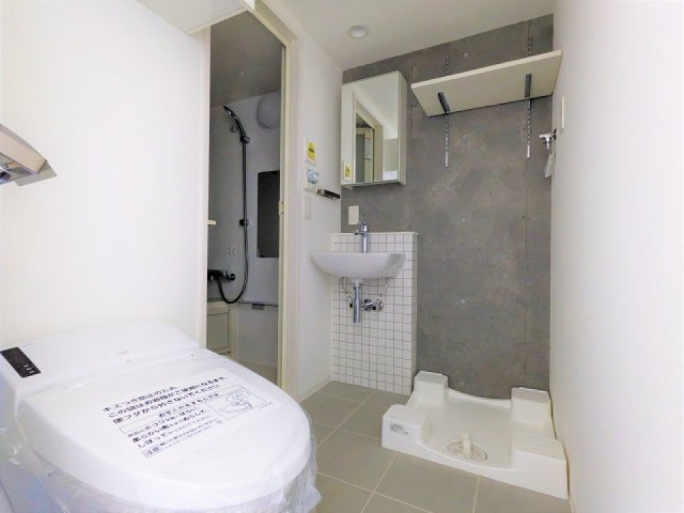 トイレと洗面台、洗濯機は同じ空間にあります。