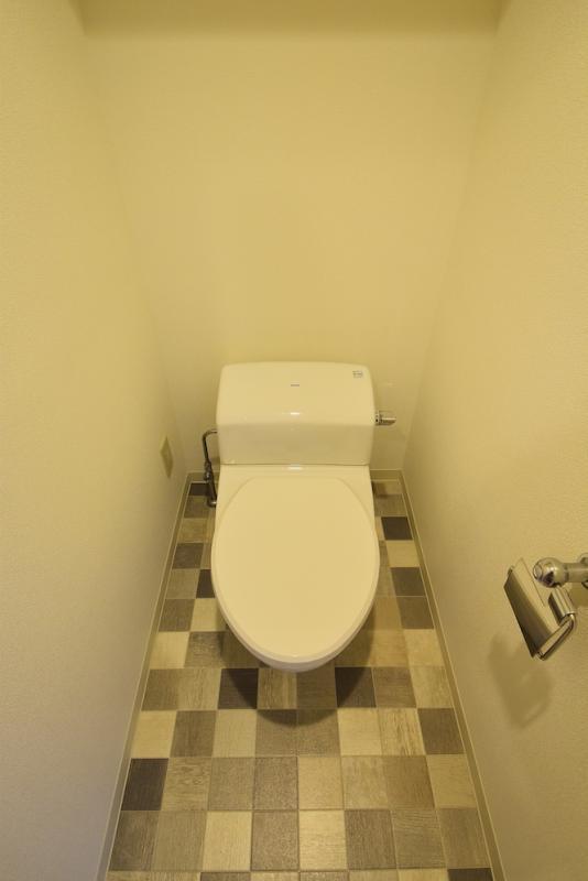 トイレです。こちらもチェック柄で素敵です。