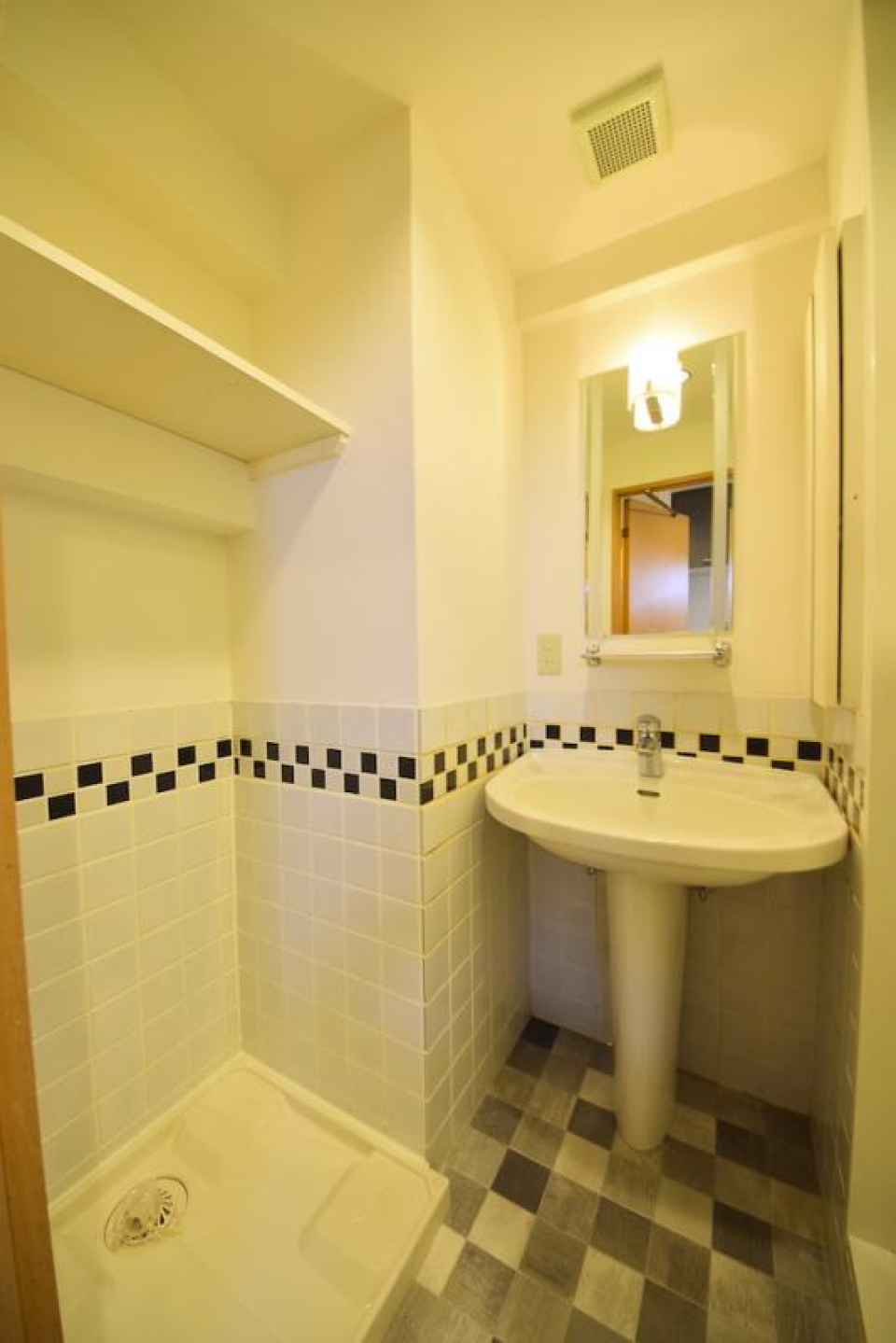 洗面台・室内洗濯機置き場です。チェック柄が特徴的です。