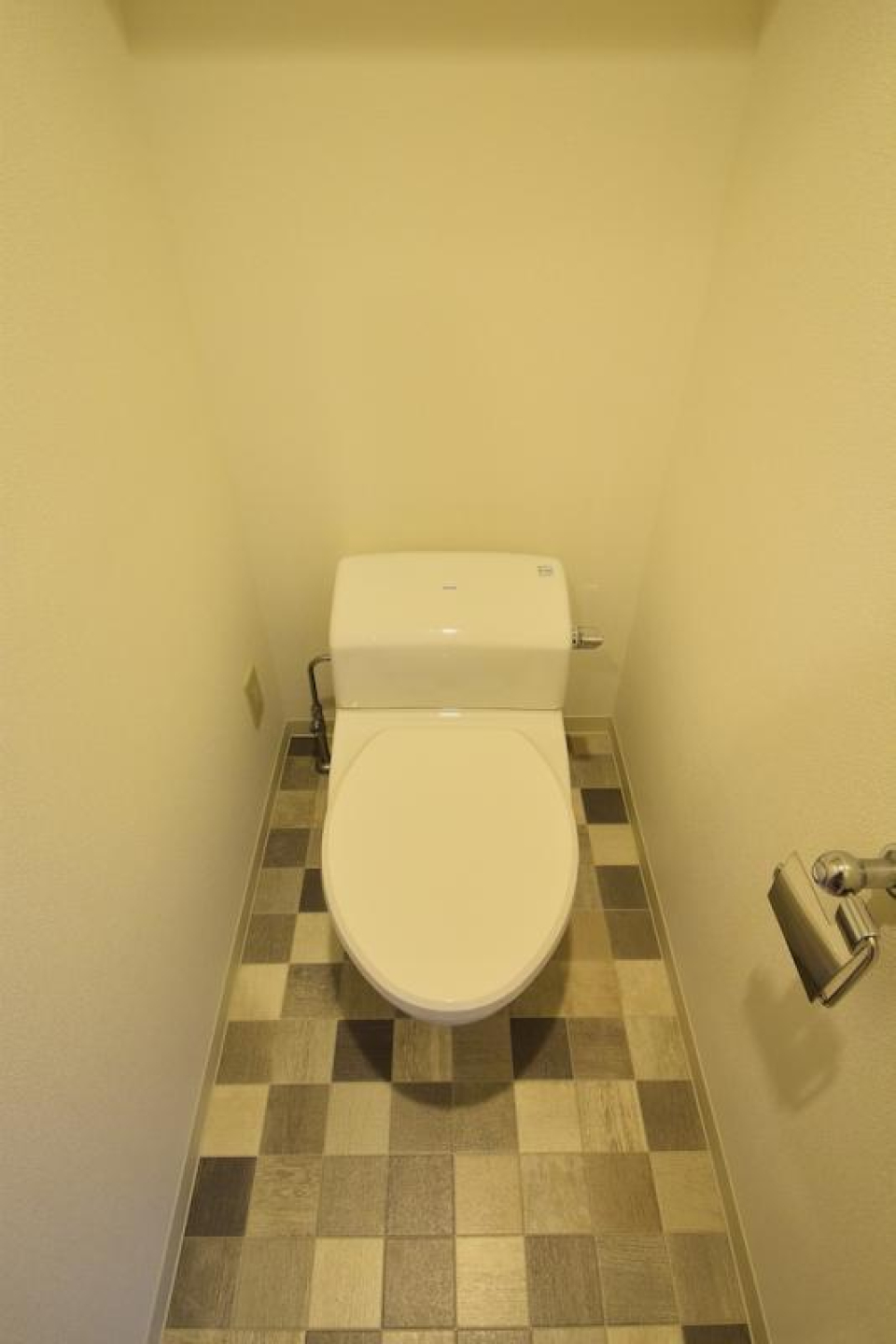 トイレです。こちらもチェック柄で素敵です。