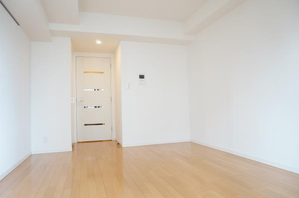 8.4帖の1K。駅から、家まで帰ってくる間にコンビニに沢山遭遇できちゃう！コンビニ新作を見逃しづらい環境です。