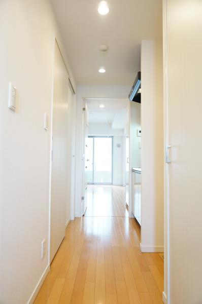 玄関からの風景です。
光りに導かれていますね。