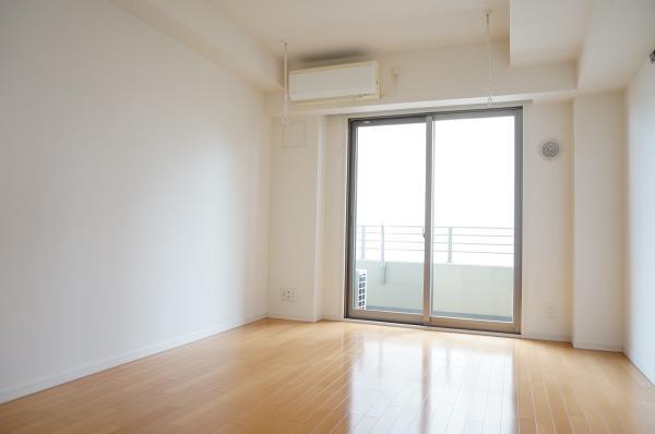 大きな窓からたっぷり光が入るので、休日はのんびりとした時間を過ごせそう！