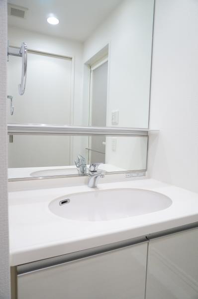 鏡がまぁー広め！隅々まで自分の顔を拝む事が出来ます。