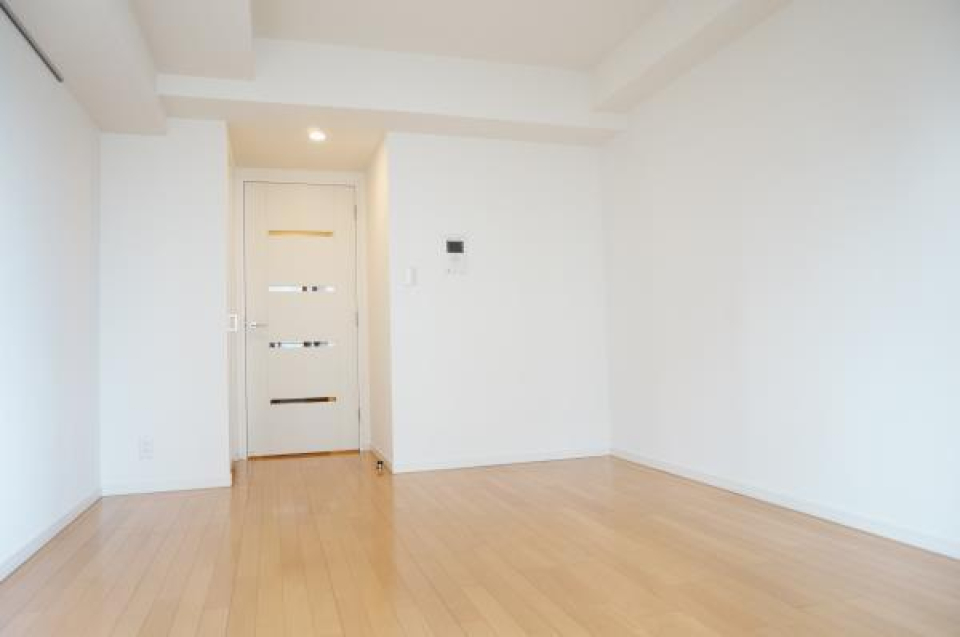 8.4帖の1K。駅から、家まで帰ってくる間にコンビニに沢山遭遇できちゃう！コンビニ新作を見逃しづらい環境です。