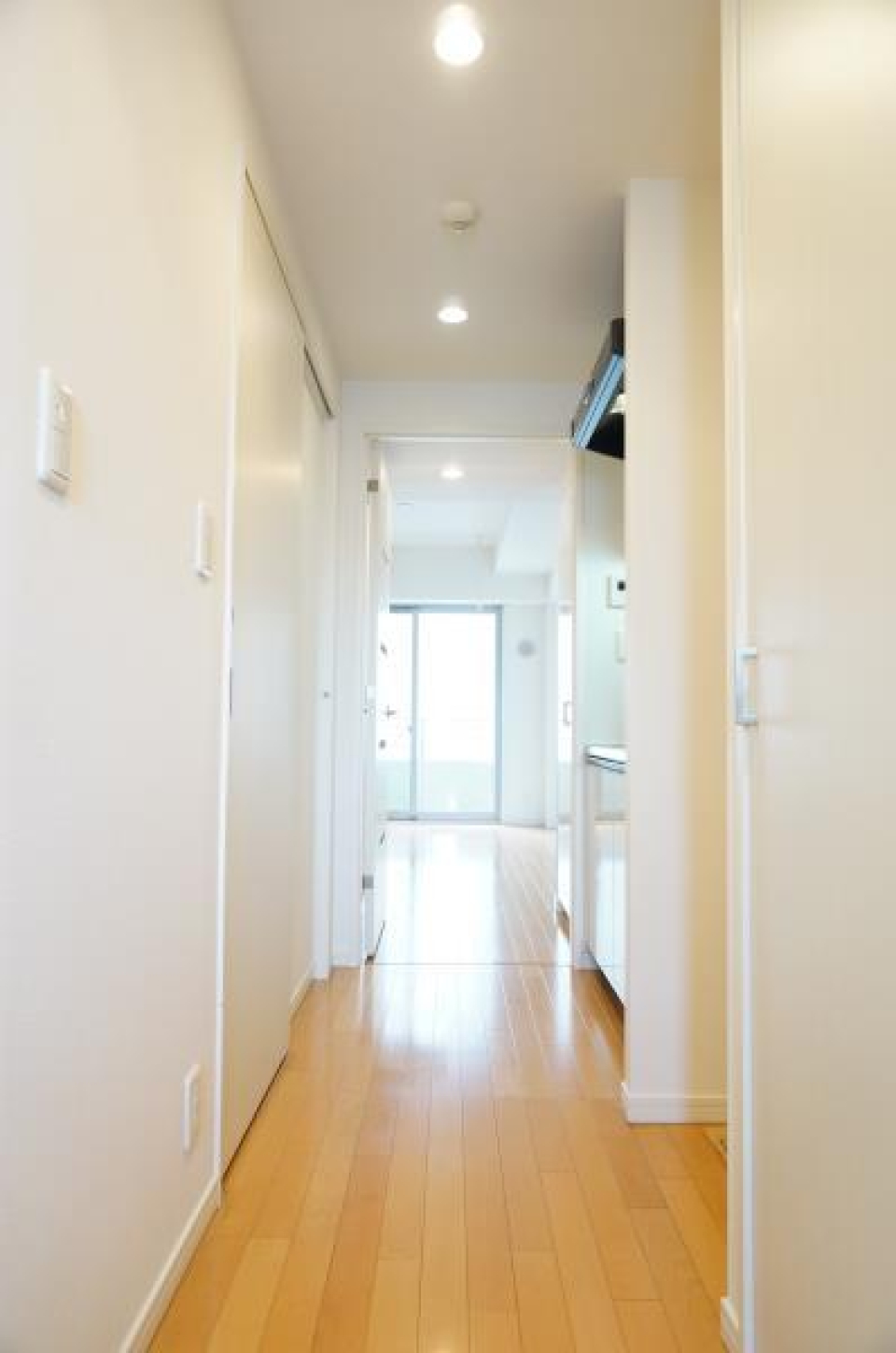 玄関からの風景です。
光りに導かれていますね。