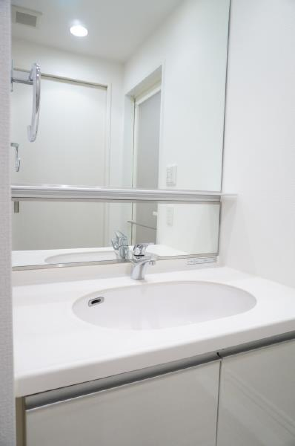 鏡がまぁー広め！隅々まで自分の顔を拝む事が出来ます。