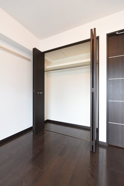 クローゼットも上段に物が置けるのでデッドスペースが少なさそうです。