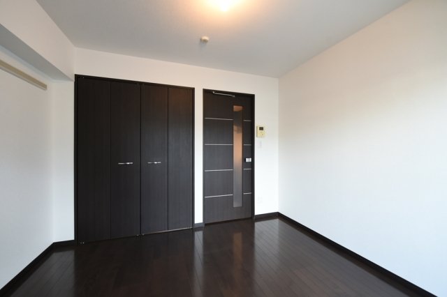 ブラックの扉と、ダークな床が部屋全体が引き締まって見えるお部屋です。実にスタイリッシュ。