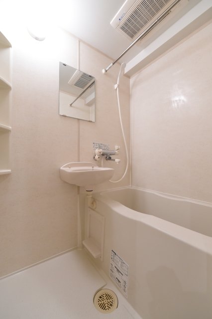 浴室乾燥機付きのバスルーム。