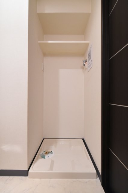 室内洗濯機置き場の上にも収納棚があります。