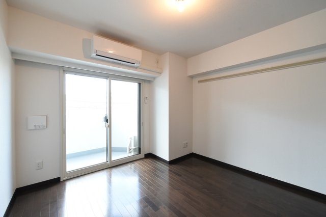 シンプルでスタイリッシュなので、コーディネートが楽しくなりそうなお部屋です。