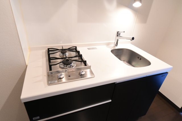 システムキッチン（2口ガスコンロ）。照明もおしゃれです。