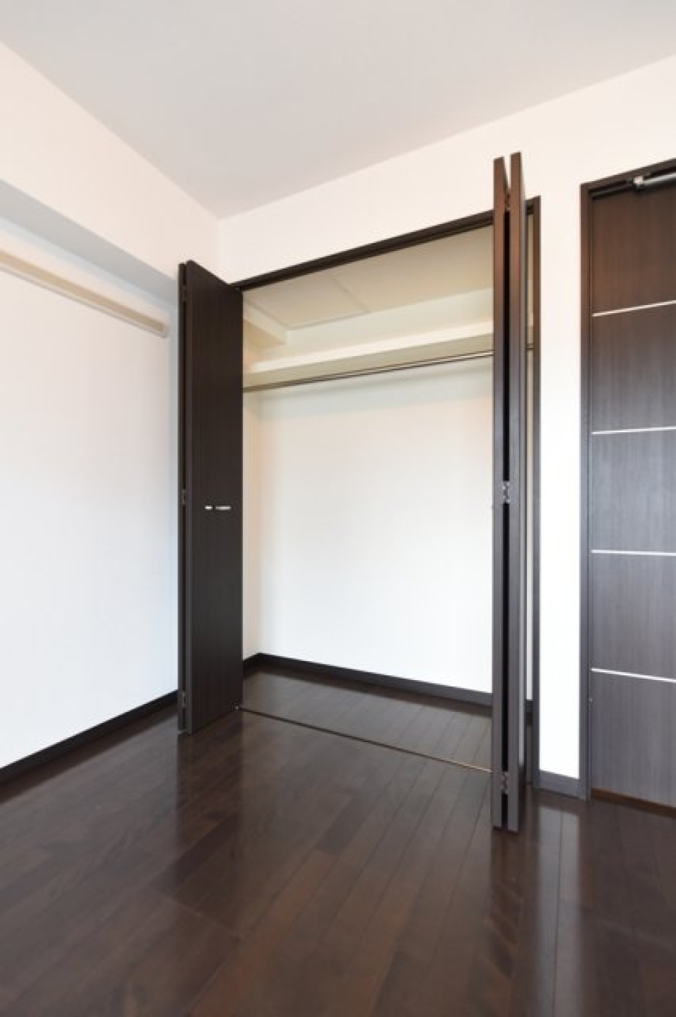 クローゼットも上段に物が置けるのでデッドスペースが少なさそうです。