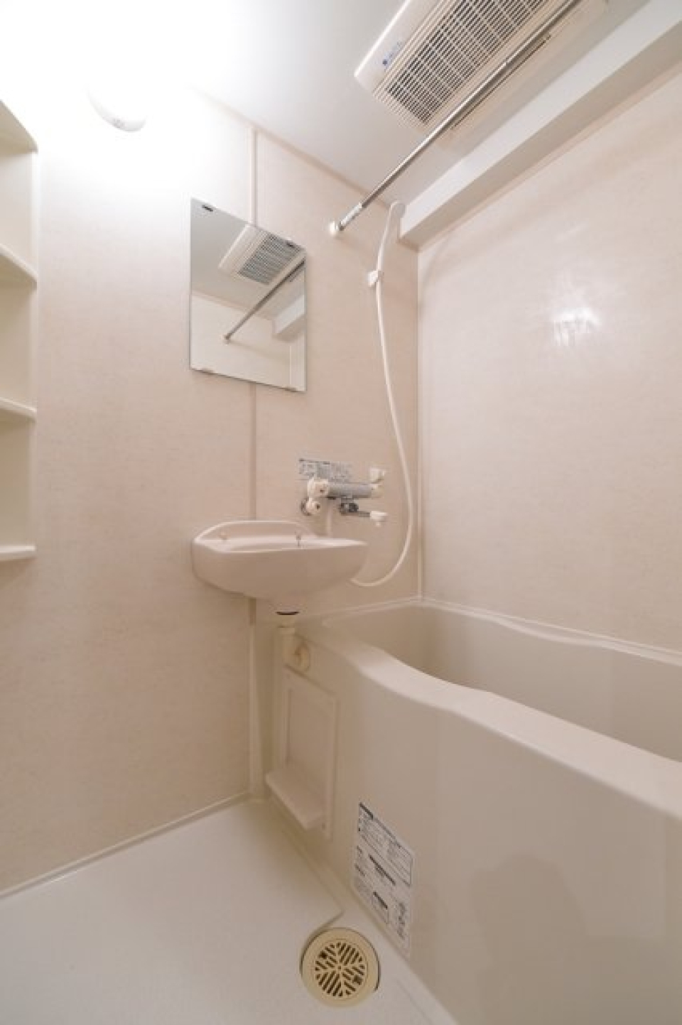 浴室乾燥機付きのバスルーム。