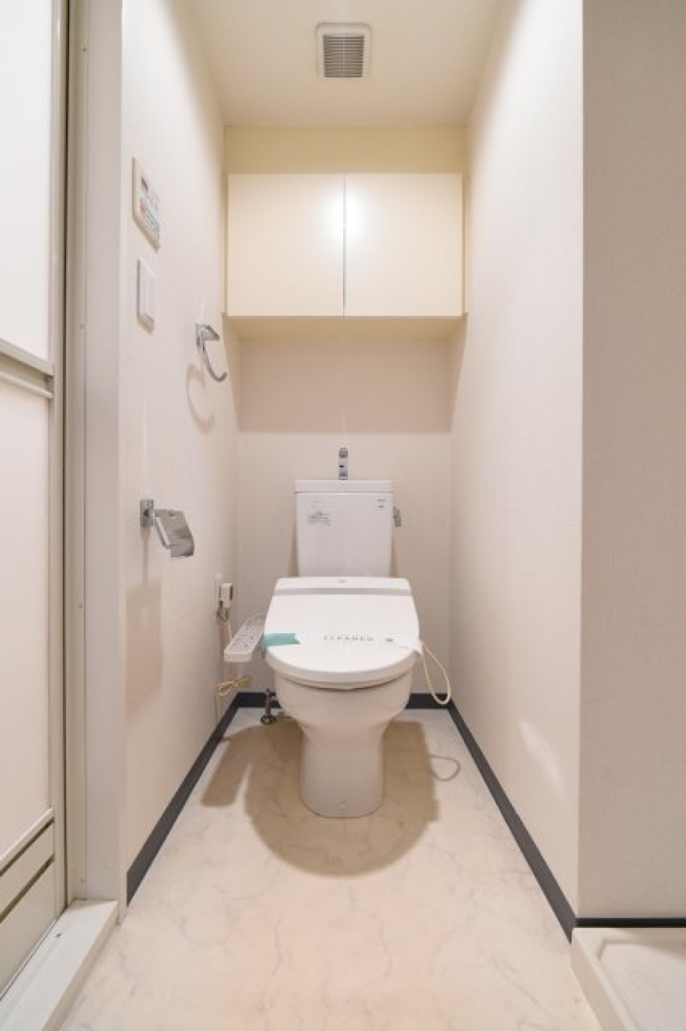 トイレは清潔感もあり、上に棚もあるので収納が楽そうです。