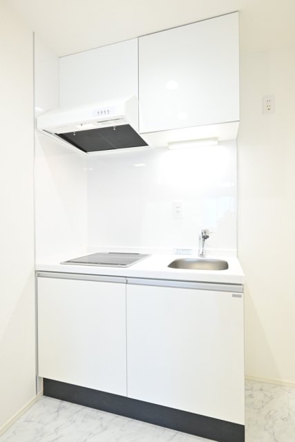 白いキッチンは清潔感があります。