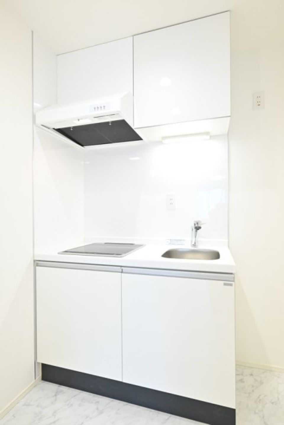 白いキッチンは清潔感があります。