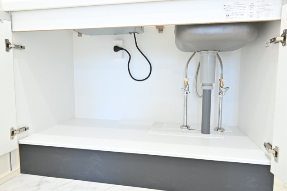 キッチン下の収納スペース。お料理グッズ詰め込みましょう。