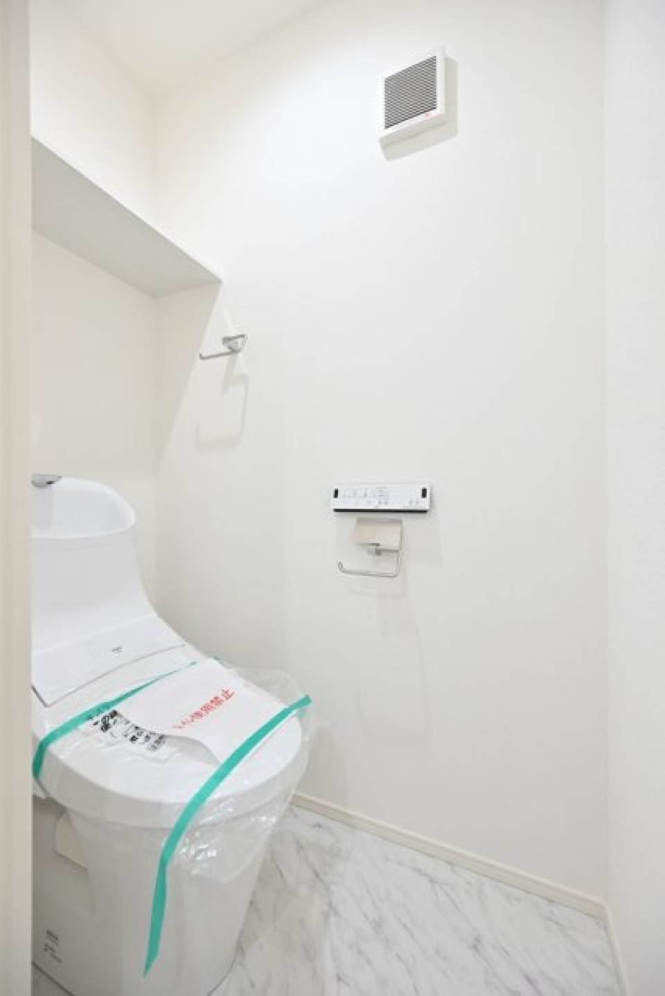 トイレは清潔感のあるウォシュレット付き。